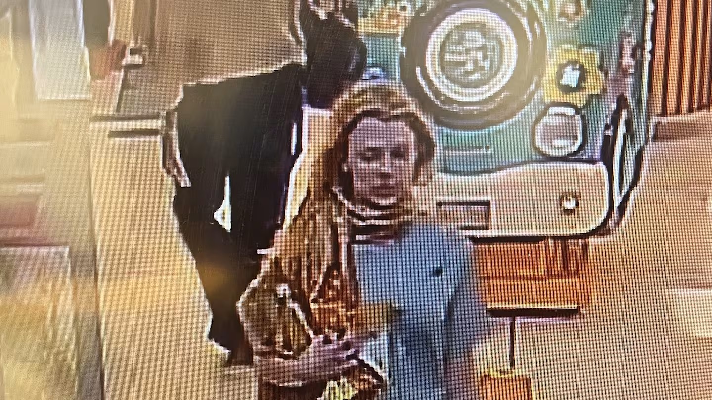 AGRO BITCH PUNCHES MAN IN THE FACE AT NEW ZEALAND SHOPPING MALL